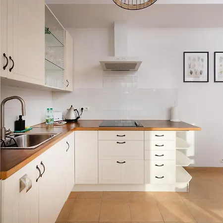 Saska Kepa Pleasant By Bookinghost Daire *